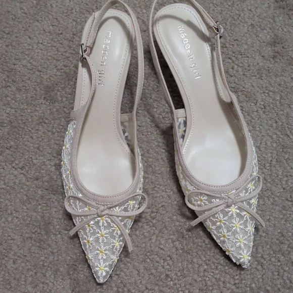 Adorable Vogue Daisy Mesh Kitten Heels - Picture 3 of 6